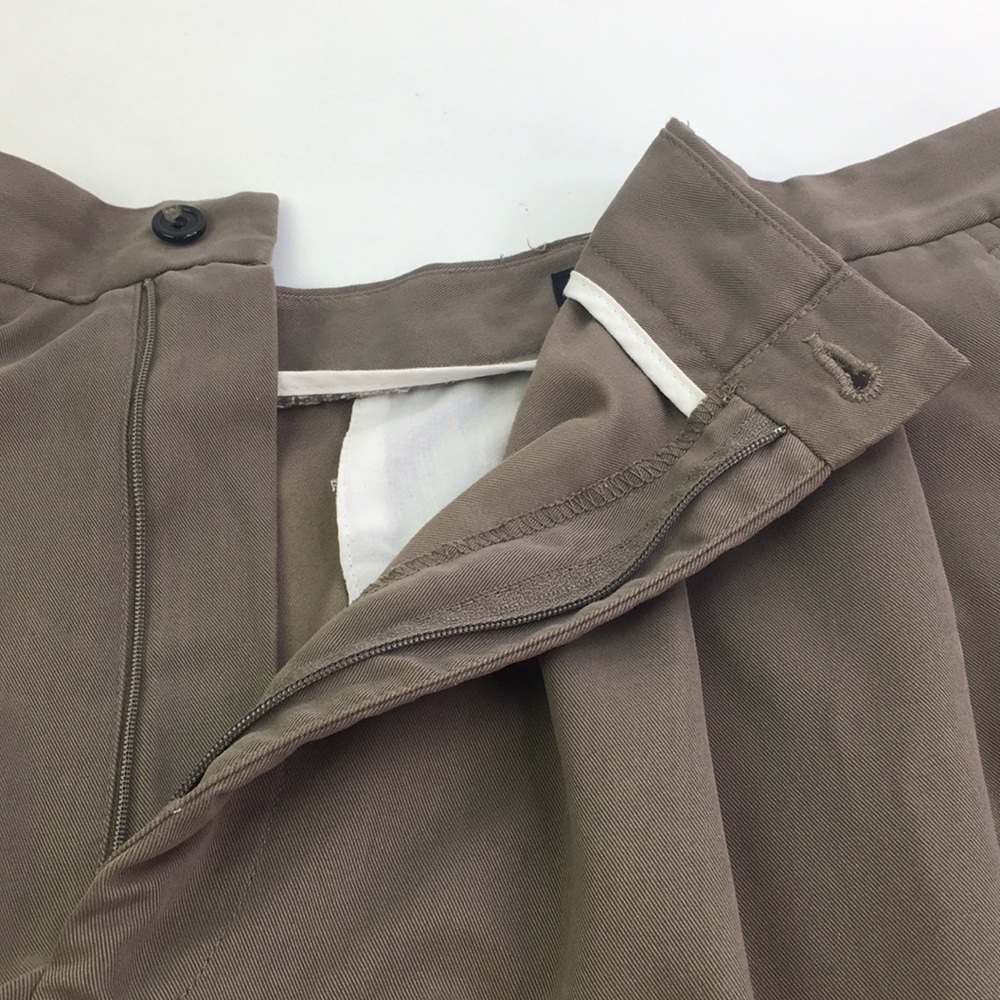 IZOD Men’s Shorts Size 40 Pleated Front Brown *N - Picture 2 of 5
